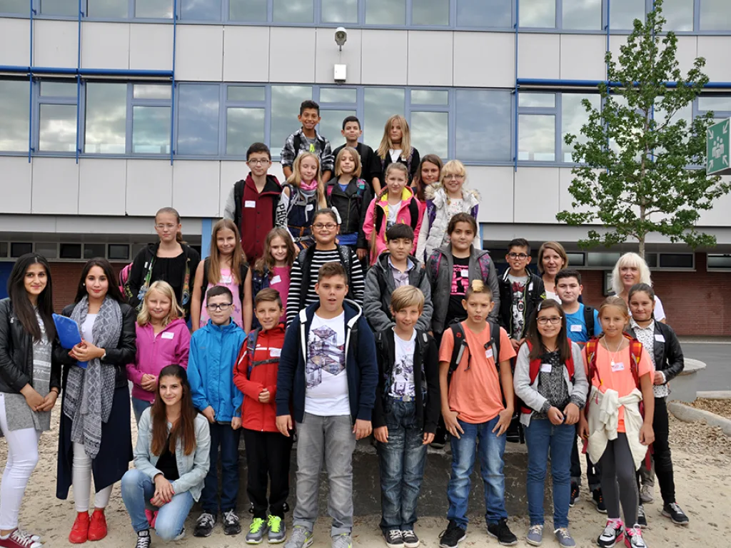 Klassenfoto einer neuen fünften Klasse im Schulhof.